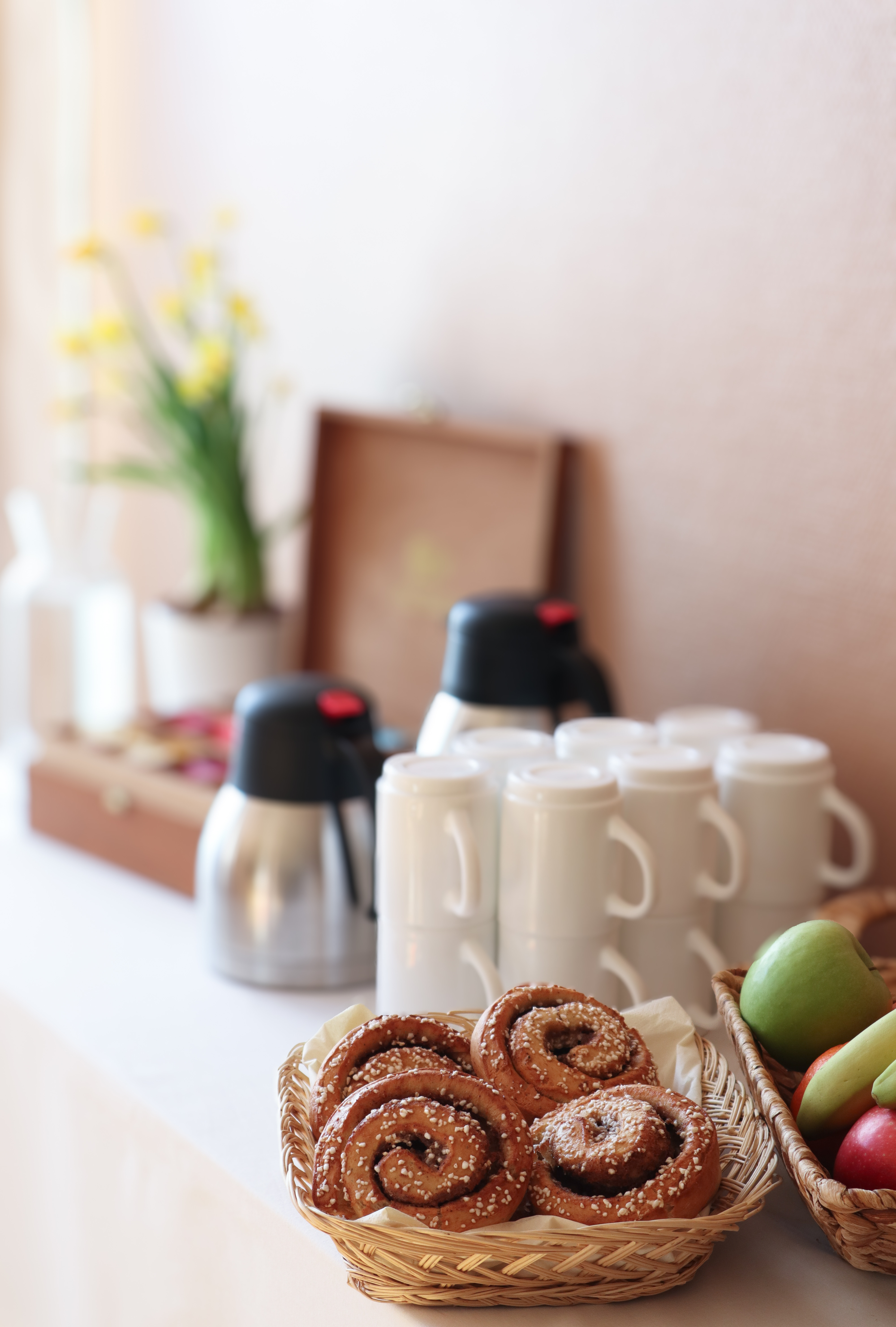 Fikabord med kanelbullar, termos och muggar